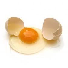 Ambil bagian putih dalam telur. Pisahkan dan tambahkan madu lalu aduk hingga merata. Oleskan pada bagian bekas luka tersebut secara rutin. Ramuan ini jga dapat digunakan untuk menghilangkan flek pada wajah.