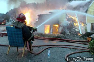 Foto Lucu : Petugas Pemadam Kebakaran 